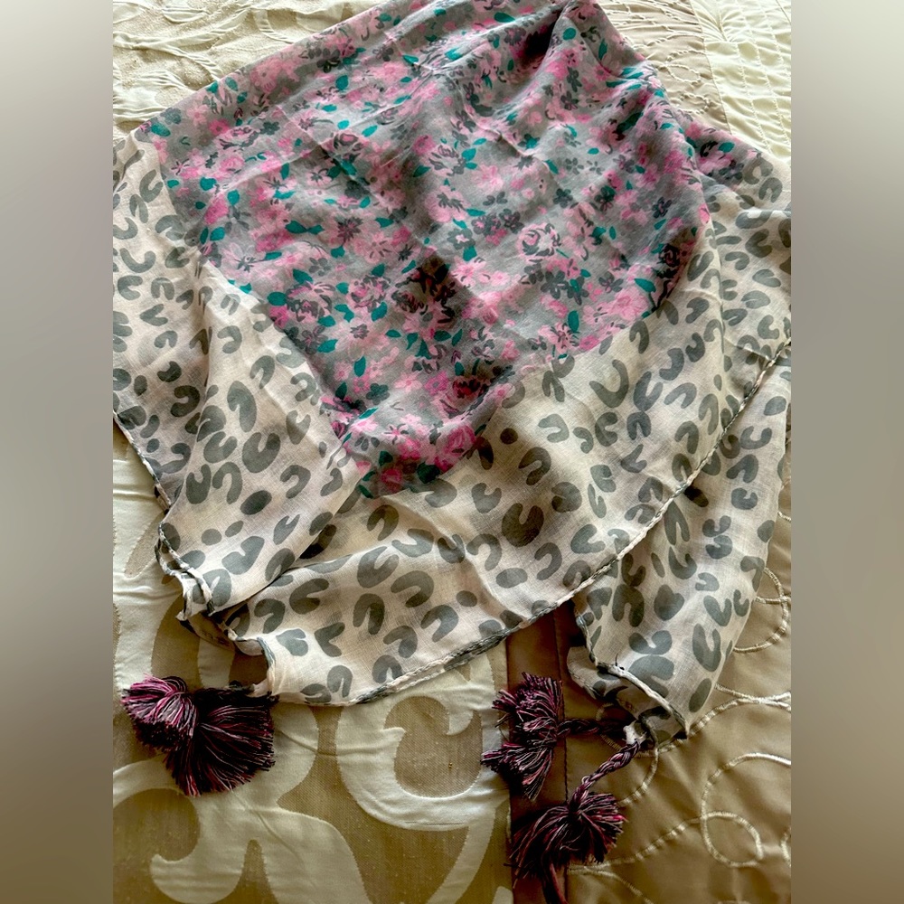Square tasseled scarf